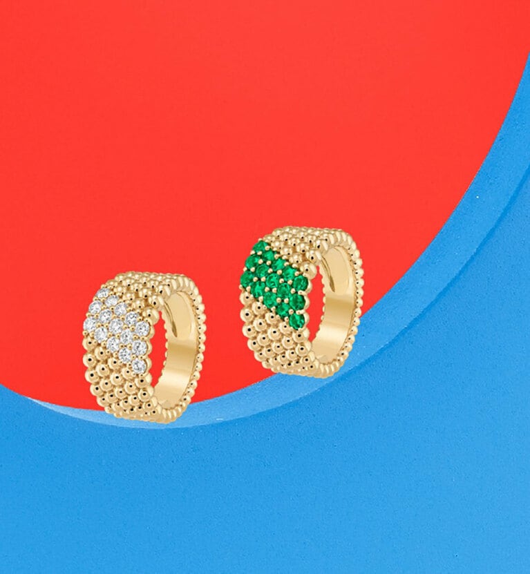 ペルレ ダイヤモンド リング 5連モデル 左から：(イエローゴールド、ダイヤモンド)、 ペルレ クルール リング 5連 モデル(イエローゴールド、エメラルド)。