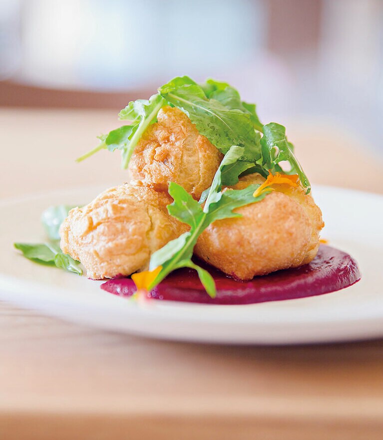 スウィート・ランド・ファーム・シェーブル・ベニエ(9ドル)は、揚げたシェーブルチーズの生地とビーツケチャップがシンプルながら洗練された味に。