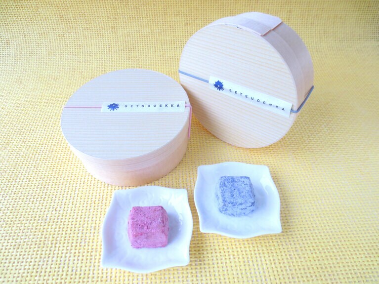 オリエンタル・フレーバー・クッキー。左：「natsume × 洛神花(ローゼル)」680円、右：「yuzu × 蝶豆(バタフライピー)」680円。他に「Ki-mon紅茶」626円、「黒goma × 古代米」626円あり。