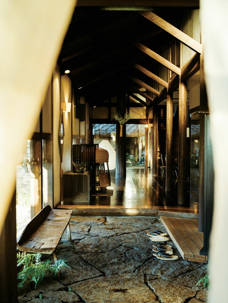 【島宿真里】どこか懐かしい印象のエントランス。Photo: Mitsugu Uehara