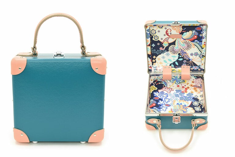 トレンドに敏感で、新しいことにも果敢に挑戦する、活動的な印象の女性を表現した「The Urban」。カジュアルな洋服との相性も抜群。ピーコックブルーカラー W20×H20×D11cm 120,000円／グローブ・トロッター