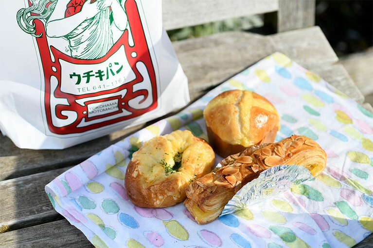 左から：キーマカレー 200円、アップルパイ 190円、無花果クリーム 200円。