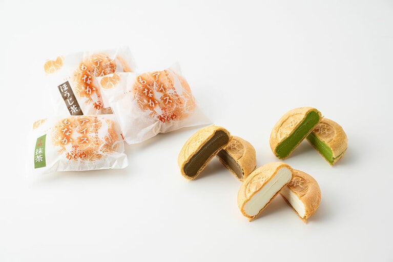 かどや「アイスモナカ」手前から時計回り：バニラ 150円、ほうじ茶 200円、抹茶 200円／愛媛県