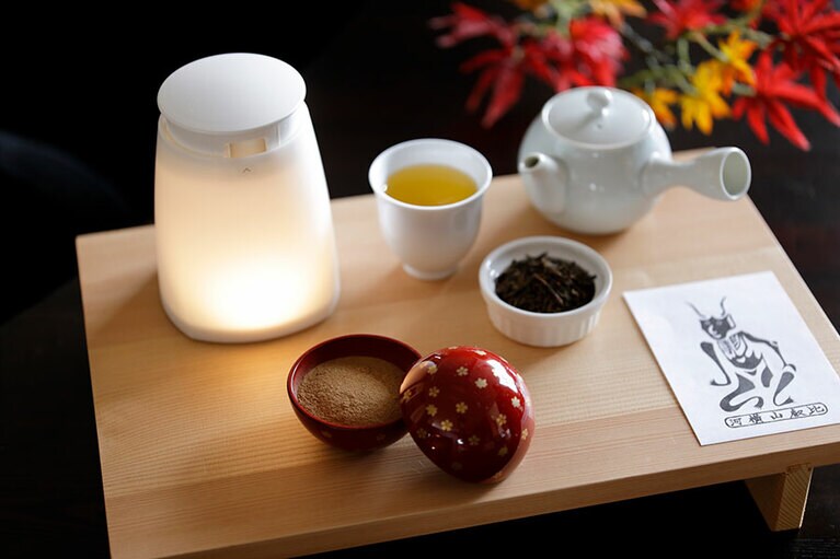 客室に用意されている「浄化セット」。延暦寺で祈祷した塗香で身を清めてから、朝のお勤めに出発！