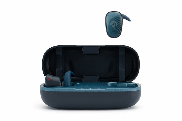 フル充電で最大8時間の連続再生ができ、専用ケースを使えば約26時間使用可能。