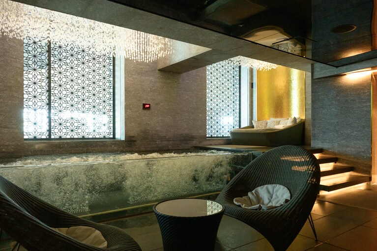 ガラスの壁に囲まれたジャグジーで、身体をあたためながら非日常のムードを堪能。