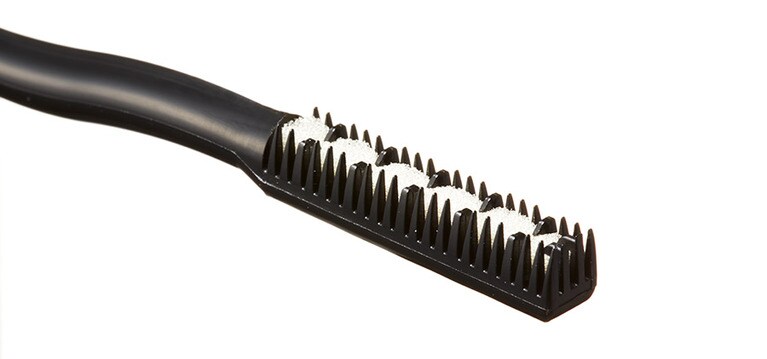 ブラシとブラシの間にスポンジ(写真の白い部分)があり、そこに液体が染み込んでいるので隙間が生まれず、約4mm幅(プチプラ美調べ)を一気にカバーできる。