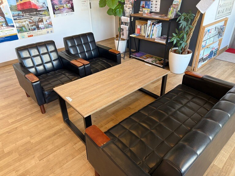 木がふんだんに使われた居心地の良い空間。本を読んだりテレワークをするおひとり様も多いとのこと。