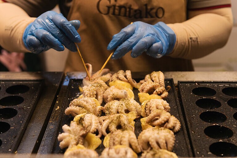 「ギンタコ」のたこ焼きには、1個に1匹のタコが入っている。6個入り 60タイバーツ。具をサーモンに替えたバージョンも販売。