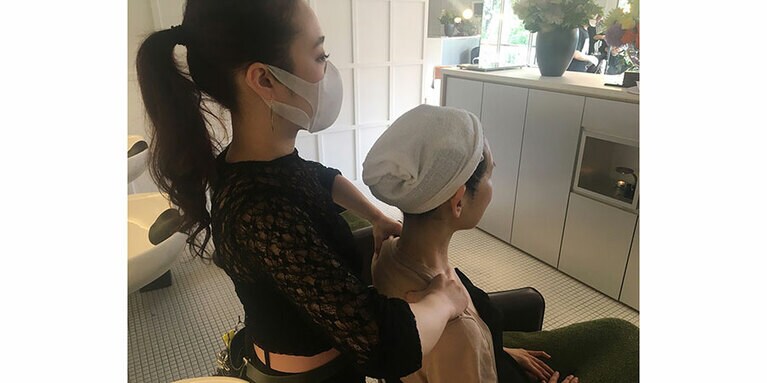 施術効果か、スタート時より背筋が伸びているのに注目！