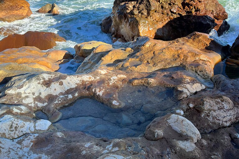 深さが欲しいところでしたが、このくぼみで野湯体験。