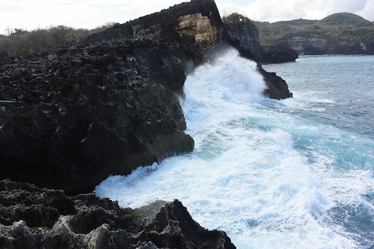 岬に波が打ち付けるたびに、豪快な水しぶきが飛び散ります。
