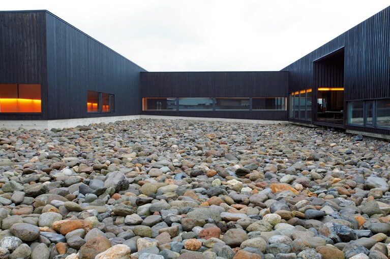 【江差 旅庭 群来】海をモチーフに、玉石を敷き詰めた中庭。