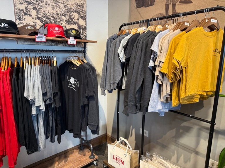 キャップやTシャツなどアパレルも充実。アイドルグループが来たこともあり、聖地巡りのスポットでもあります。