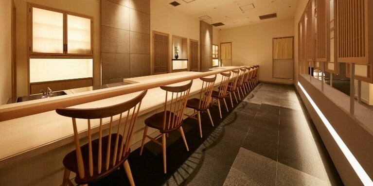 令和本膳のカウンター席。テーブル席や半個室も用意されています。