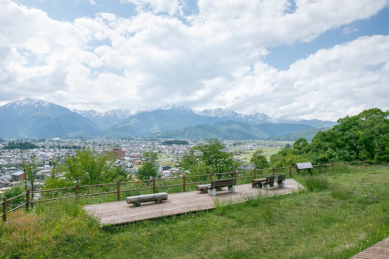 市立大町山岳博物館前には、絶景展望台も。