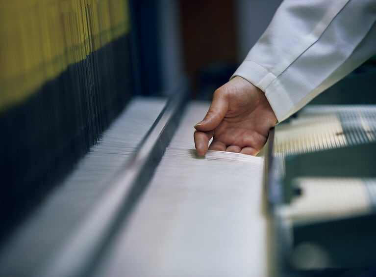 30cm強の帯幅しか織れなかった西陣織に初めて1.5m幅という画期的な織機を実現させたHOSOO。西陣織の可能性を大きく広げた。