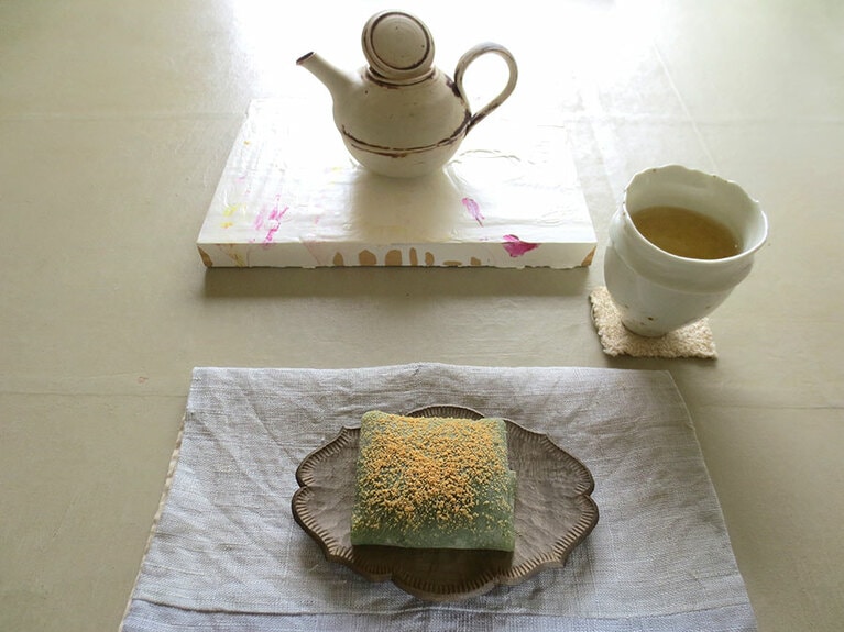 菓子は、焼きたての季節のクレープ。取材時は、ヨモギ入りの生地で自家製の小豆餡を包み、香ばしいきな粉を振って。
