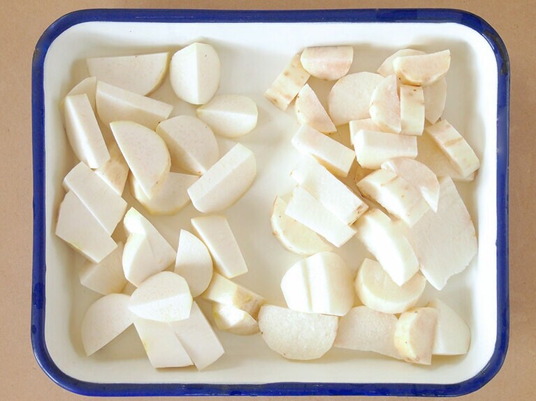 里芋と長芋は皮をむいて、食べやすい大きさに切る。