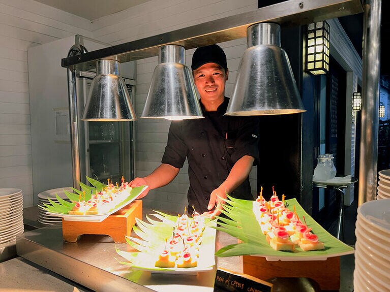 食事はビュッフェが基本。前菜からデザートまで、種類が多くておいしいからつい食べすぎてしまう。