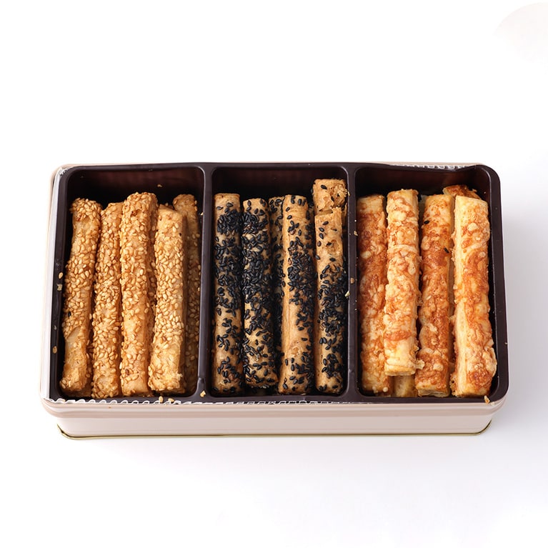 プティ・フール・サレ 2,160円。黒ゴマ、白ゴマ、グリュイエールチーズを使った3種類の塩味のパイ。