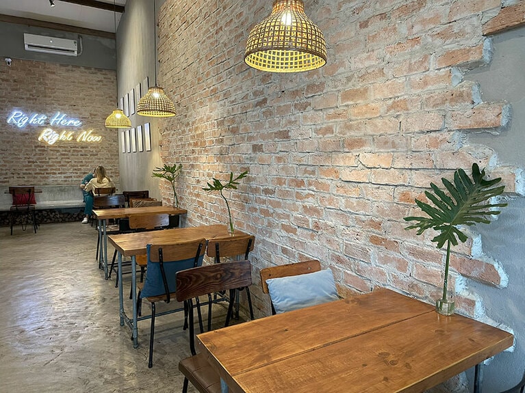 モダンなカフェは、Wi-Fiも完備されていて過ごしやすい。