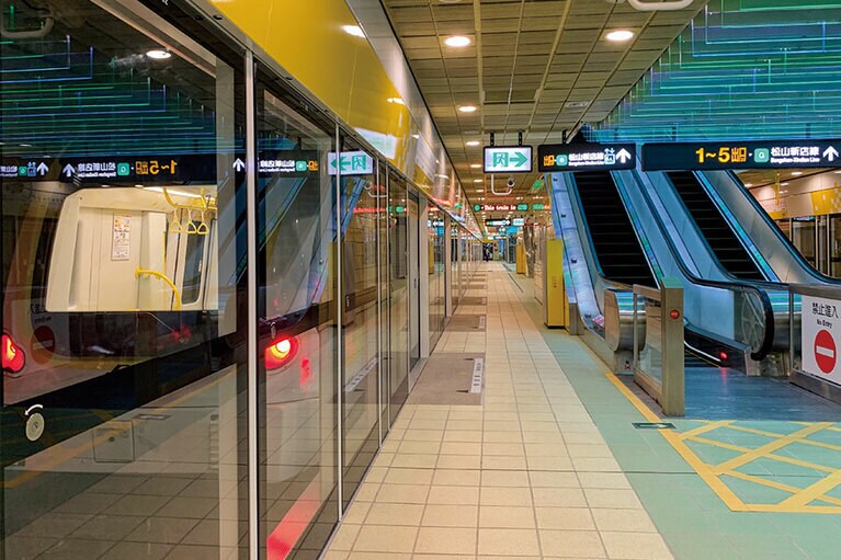 白と黄色が基調となった車両のボディ。