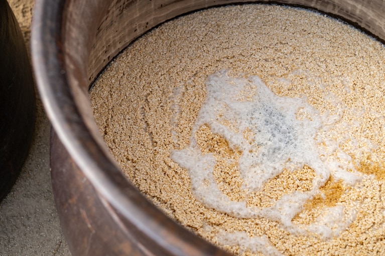 「かすみくろ酢」の仕込みの様子。