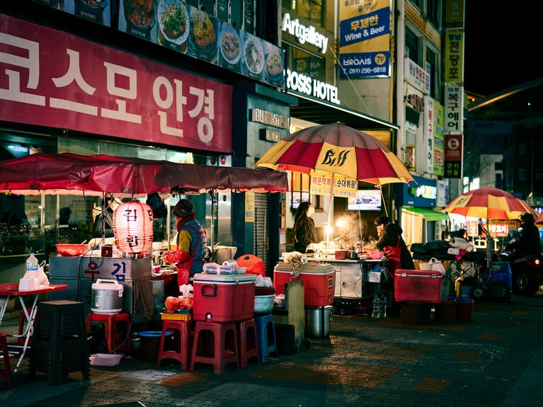 路面店が閉店すると現れるキンパやスンデの屋台。