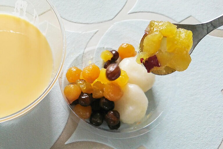 トッピングをブラマンジェに乗せていきます。