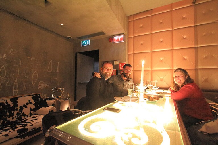 壁に描かれた図形もすべてデザイン。インテリアが楽しいと会話も弾む。