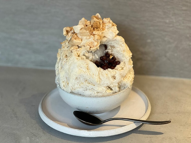 中にはとろーりとしたお餅とメレンゲのソース、そして艶やかに粒がきらめく小豆が。