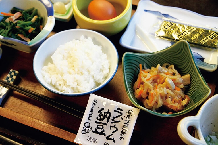 朝食も野菜や焼き魚など品数豊富。栃尾又温泉でつくる「ラジウム納豆」はごろごろ大粒大豆の旨みがすごい。