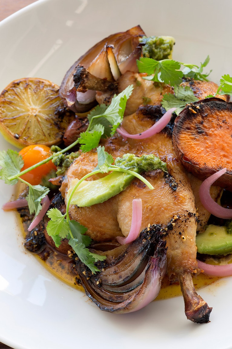 チリライムチキンは、ハラペーニョの辛みとライムの酸味が南国らしい味付けの照り焼き。(C)フォーシーズンズリゾート