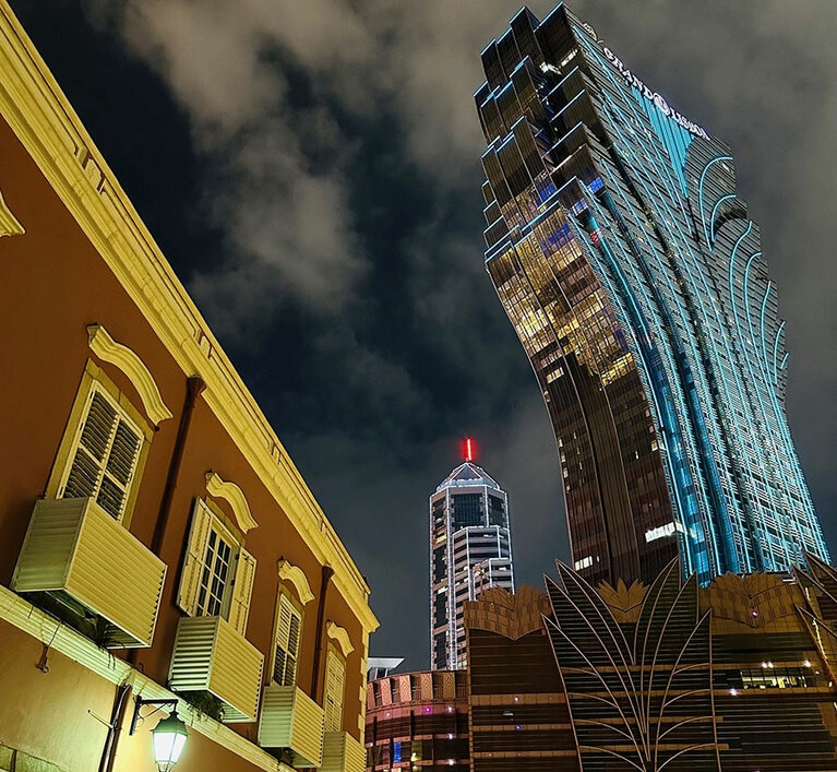 夜の空を照らす「グランド・リスボア」。その下にもポルトガル風建築が。