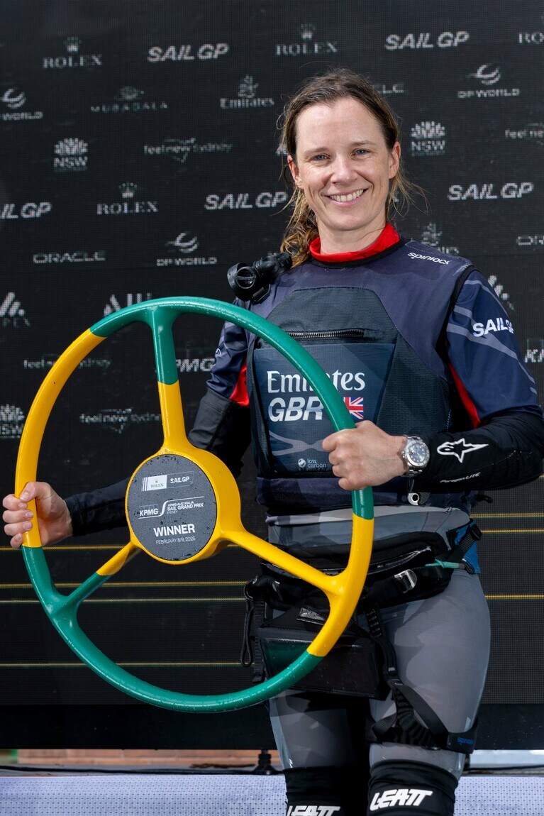 KPMGオーストラリア・セール・グランプリでトロフィーを掲げるイギリスチームのタクティシャンで、ロレックス テスティモニーのハナ・ミルズ。© Rolex/Patrick Hamilton for SailGP