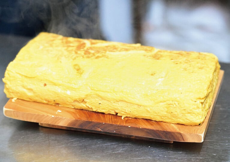 季節によって出汁の量を加減し、味わいを変える卵焼きはほんのり甘口。