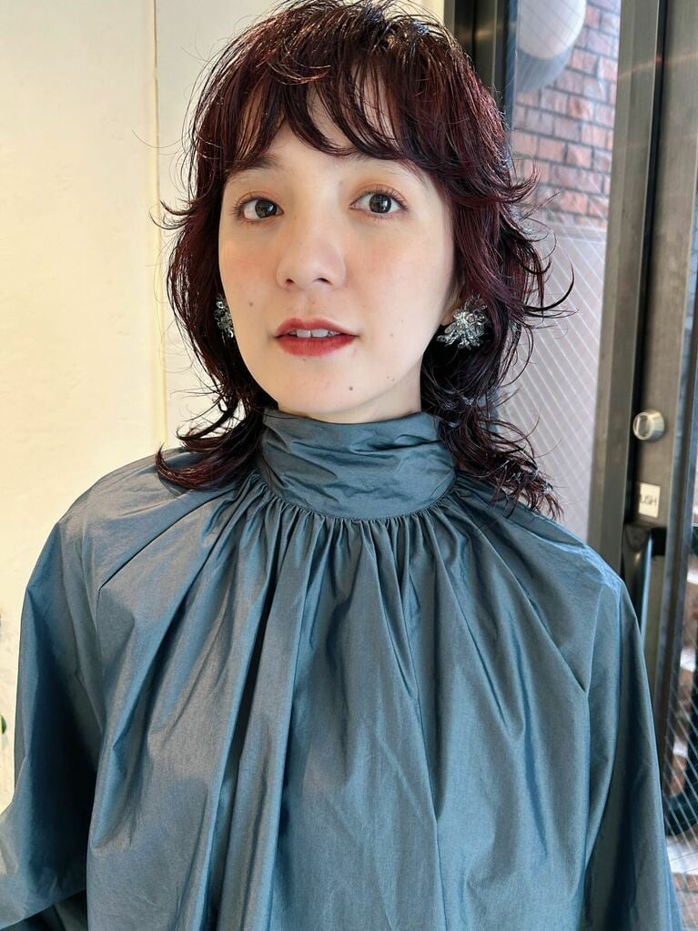 こなれ感たっぷりのミディウルフ×パーマ。