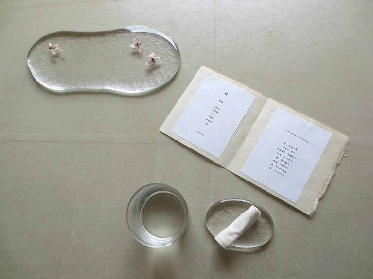 取材時、席に着くと、桜が散った様子がさりげなく演出されていました。