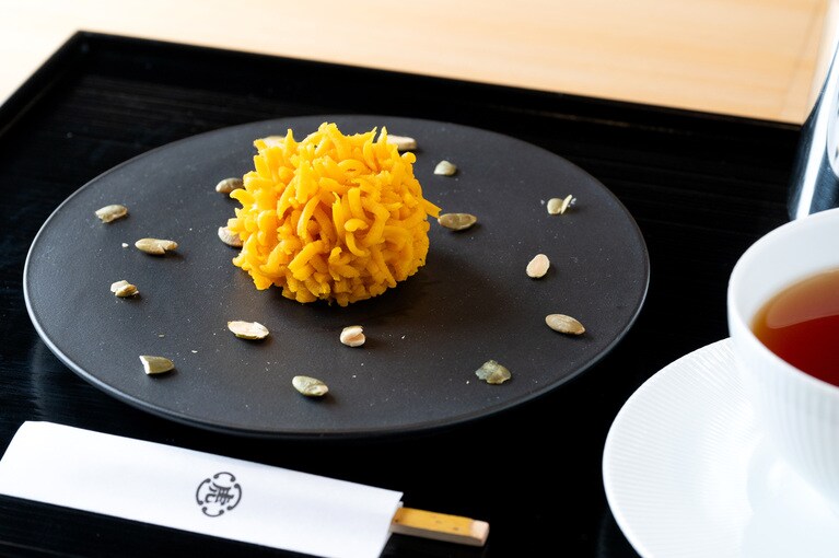 きんとん製「秋灯（しゅうとう）」。飲み物付き2,090円。2025年9月30日（火）までの限定。