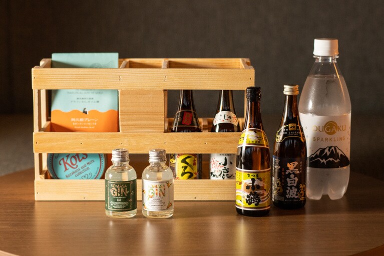 「もじょか焼酎」ほか、クラフトジンや、垂水の温泉炭酸水、ご当地つまみも用意されているので好きなように組み合わせて。客室やビューテラスなどでどうぞ。