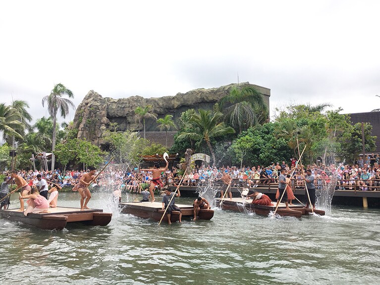 カヌーショー「HUKI」。水しぶきがあがり盛り上がりもピークに！