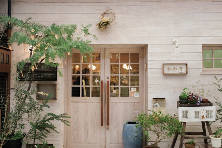 商店街でひときわ目を引く、緑豊かなカフェの入り口。