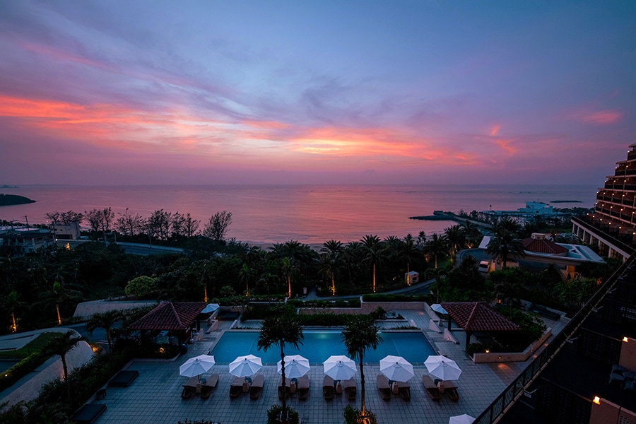 カフー リゾート フチャク コンド・ホテルの客室バルコニーから眺める夕焼けの海と空。幻想的な色彩に感嘆。