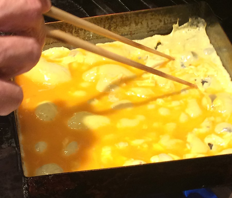 気泡を菜箸で突いてつぶします。空気を抜くことで、きめの細かい卵焼きになります。