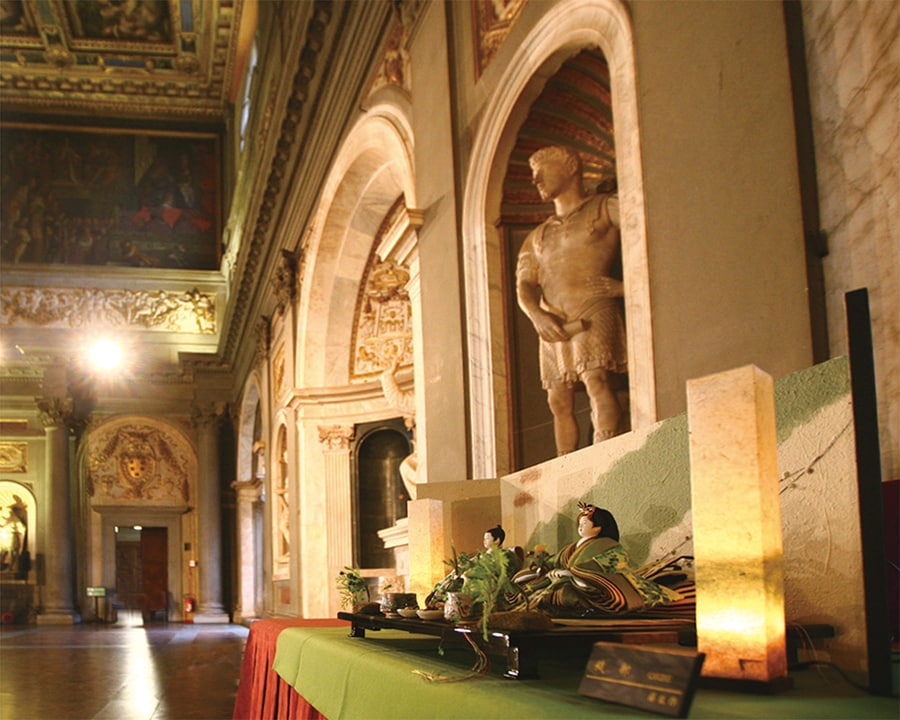 焼き物の質感を採り入れた「織部」がイタリア、フィレンツェの世界遺産「ヴェッキオ宮殿」に展示され、由香子さんへの評価が高まった。