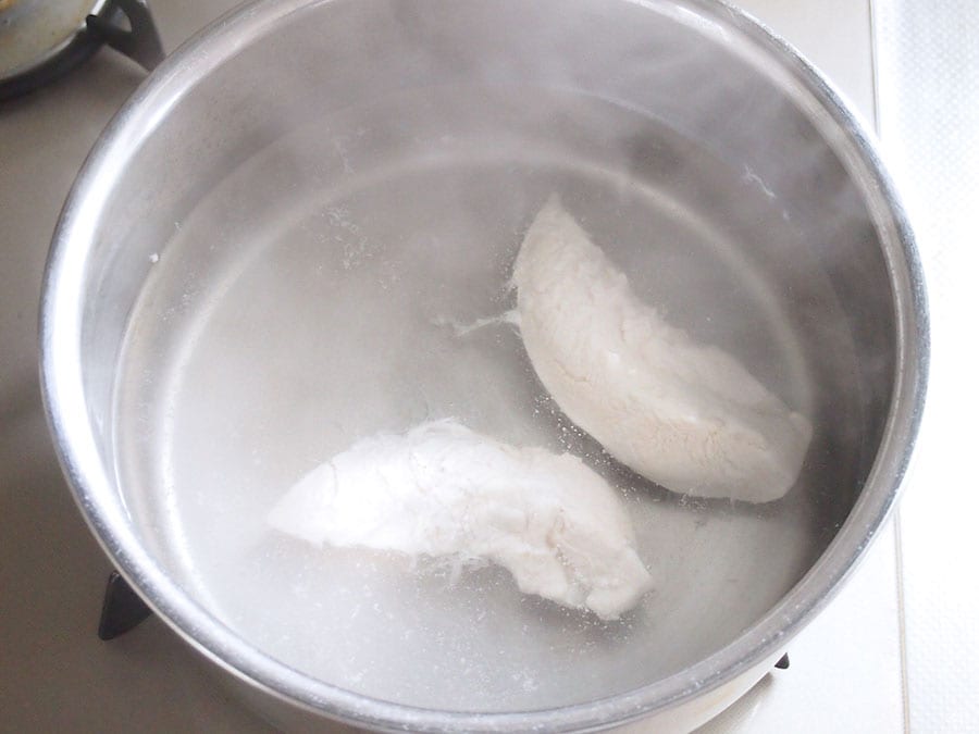 鍋に湯を沸かし、沸騰したら鶏ささみ肉を入れる。弱火で10分ほど加熱し、中心まで火が入ったら火を止める。※茹で汁はスープを作るときに使用するので、捨てないように。