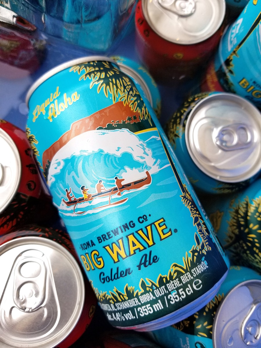 「BIG WAVE」の缶には、ハワイらしい大波とカヌーが描かれている。ビールを飲んだ後の空き缶は持ち帰ってもいい。