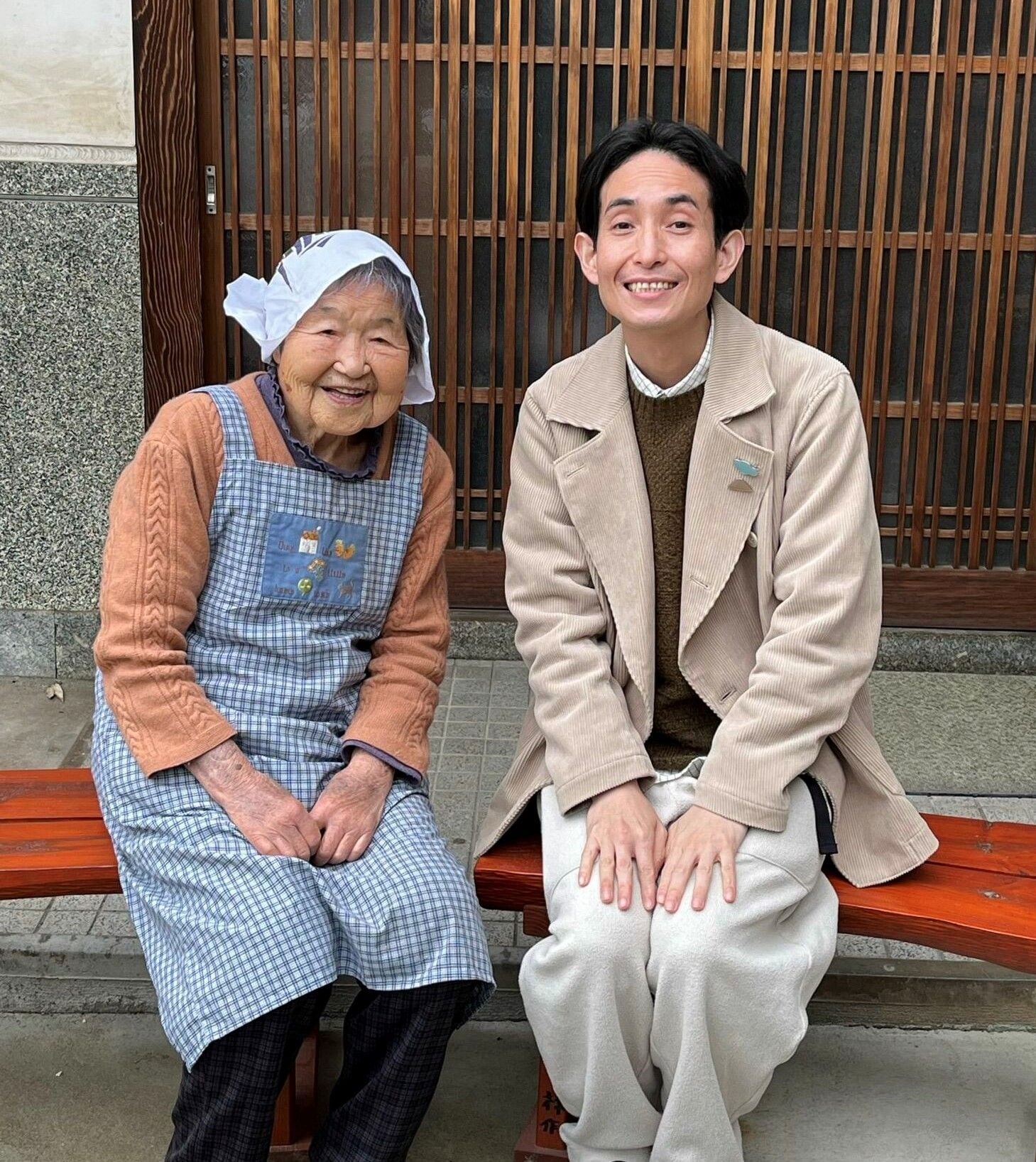 哲代おばあちゃん（左）と矢部太郎さん　©文藝春秋
