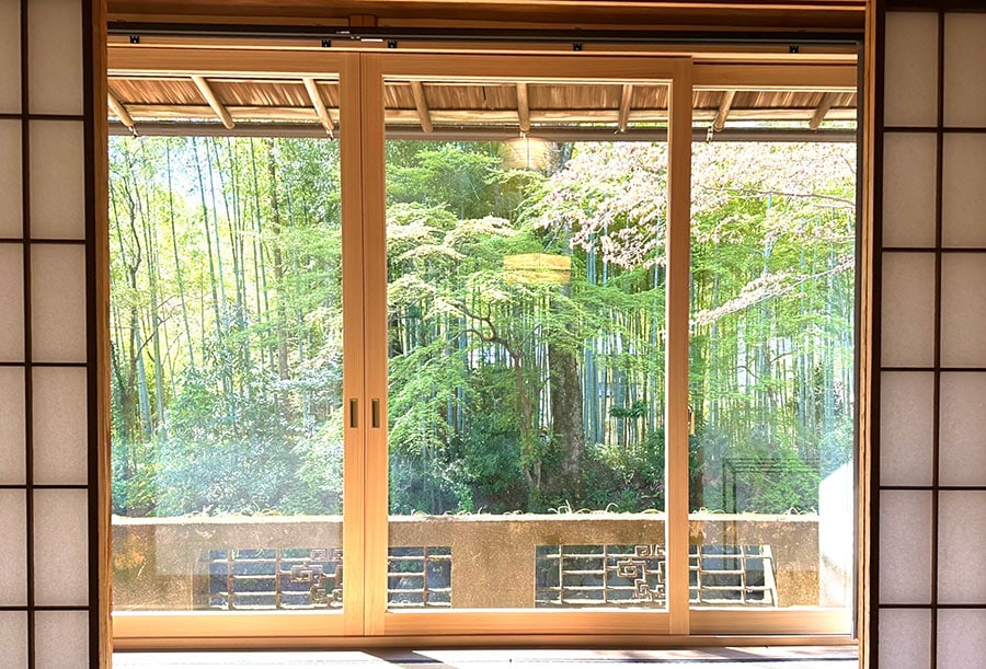 竹林の小径を大きな窓から眺められる。